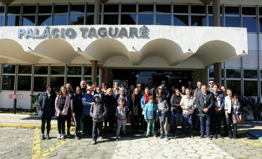 O Porto de Paranaguá retomou a recepção de grupos para palestra e visitação ao cais nos fins de semana. Os alunos do Colégio Estadual Júlio Mesquita, de Curitiba, foram os primeiros a participar das atividades neste sábado (6). Os 42 estudantes do curso técnico em Logística conheceram mais sobre a atividade portuária e aproveitaram o dia na cidade.  -  Paranaguá, 06/07/2019  -  Foto: Divulgação Portos do Paraná