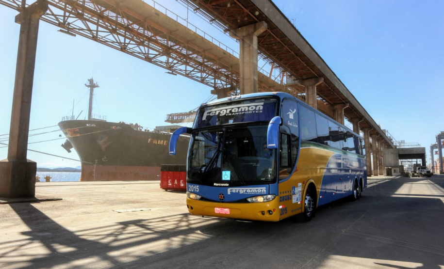 O Porto de Paranaguá retomou a recepção de grupos para palestra e visitação ao cais nos fins de semana. Os alunos do Colégio Estadual Júlio Mesquita, de Curitiba, foram os primeiros a participar das atividades neste sábado (6). Os 42 estudantes do curso técnico em Logística conheceram mais sobre a atividade portuária e aproveitaram o dia na cidade.  -  Paranaguá, 06/07/2019  -  Foto: Divulgação Portos do Paraná
