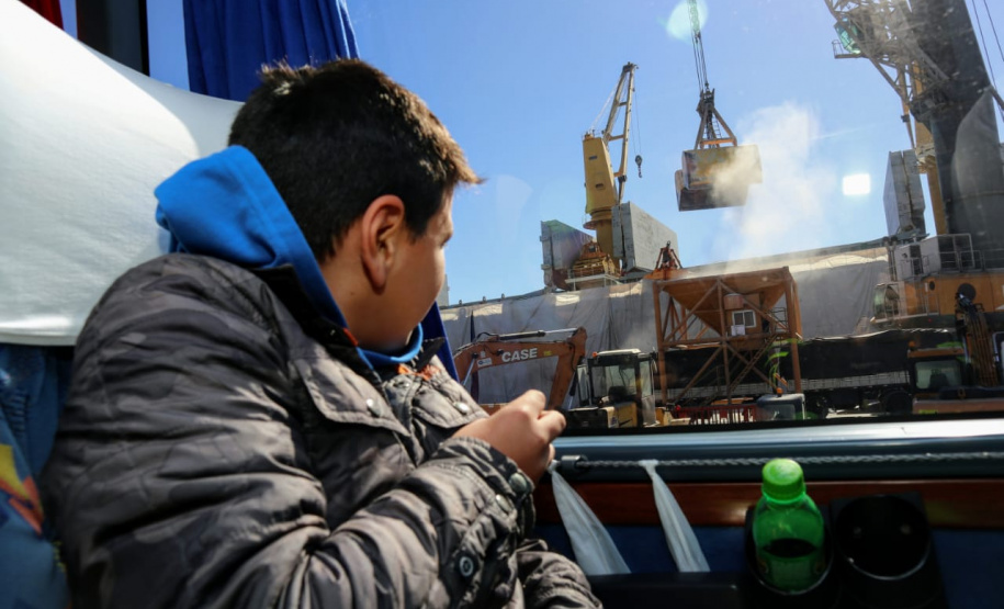 O Porto de Paranaguá retomou a recepção de grupos para palestra e visitação ao cais nos fins de semana. Os alunos do Colégio Estadual Júlio Mesquita, de Curitiba, foram os primeiros a participar das atividades neste sábado (6). Os 42 estudantes do curso técnico em Logística conheceram mais sobre a atividade portuária e aproveitaram o dia na cidade.  -  Paranaguá, 06/07/2019  -  Foto: Divulgação Portos do Paraná