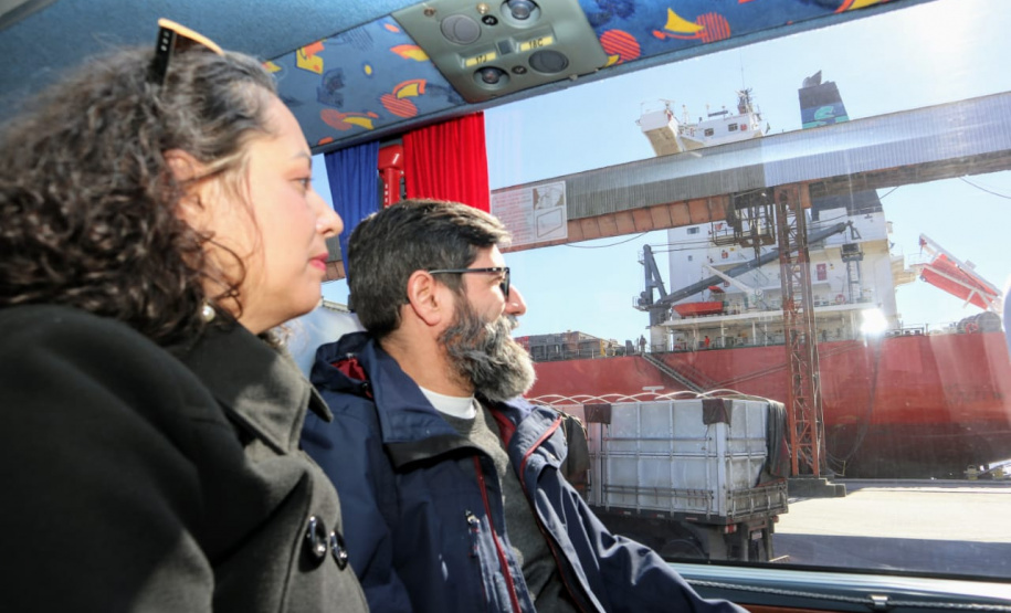 O Porto de Paranaguá retomou a recepção de grupos para palestra e visitação ao cais nos fins de semana. Os alunos do Colégio Estadual Júlio Mesquita, de Curitiba, foram os primeiros a participar das atividades neste sábado (6). Os 42 estudantes do curso técnico em Logística conheceram mais sobre a atividade portuária e aproveitaram o dia na cidade.  -  Paranaguá, 06/07/2019  -  Foto: Divulgação Portos do Paraná