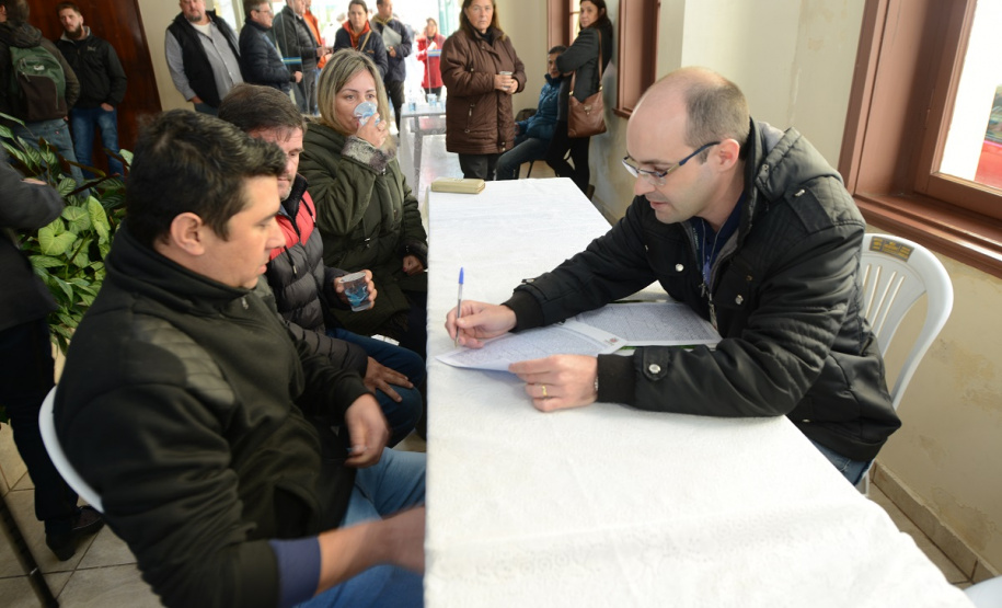 Neste sábado (6), representantes da Cohapar e prefeituras entregaram as escrituras de propriedade de 109 famílias da região dos Campos Gerais em Ponta Grossa. Os documentos foram emitidos pela companhia por meio do programa de Escrituração Direta, que prevê um serviço mais rápido e barato do que aquele praticado pelos tabelionatos.  -  Ponta Grossa, 06/07/2019  -  Foto: Guilherme Santos/Cohapar