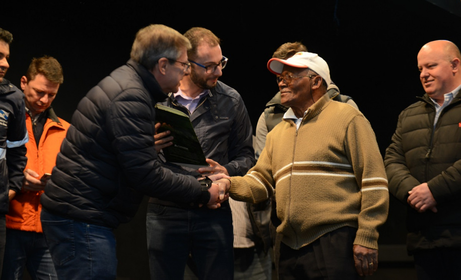 Neste sábado (6), representantes da Cohapar e prefeituras entregaram as escrituras de propriedade de 109 famílias da região dos Campos Gerais em Ponta Grossa. Os documentos foram emitidos pela companhia por meio do programa de Escrituração Direta, que prevê um serviço mais rápido e barato do que aquele praticado pelos tabelionatos.  -  Ponta Grossa, 06/07/2019  -  Foto: Guilherme Santos/Cohapar