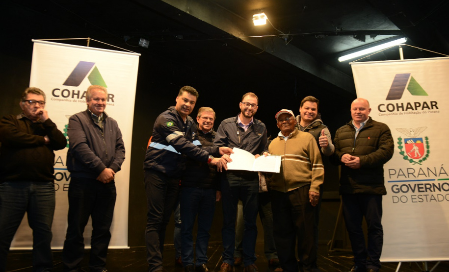 Neste sábado (6), representantes da Cohapar e prefeituras entregaram as escrituras de propriedade de 109 famílias da região dos Campos Gerais em Ponta Grossa. Os documentos foram emitidos pela companhia por meio do programa de Escrituração Direta, que prevê um serviço mais rápido e barato do que aquele praticado pelos tabelionatos.  -  Ponta Grossa, 06/07/2019  -  Foto: Guilherme Santos/Cohapar