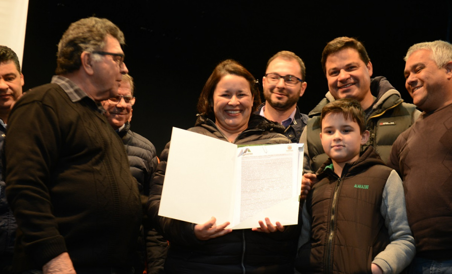 Neste sábado (6), representantes da Cohapar e prefeituras entregaram as escrituras de propriedade de 109 famílias da região dos Campos Gerais em Ponta Grossa. Os documentos foram emitidos pela companhia por meio do programa de Escrituração Direta, que prevê um serviço mais rápido e barato do que aquele praticado pelos tabelionatos.  -  Ponta Grossa, 06/07/2019  -  Foto: Guilherme Santos/Cohapar