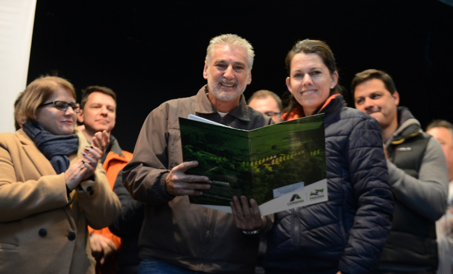 Neste sábado (6), representantes da Cohapar e prefeituras entregaram as escrituras de propriedade de 109 famílias da região dos Campos Gerais em Ponta Grossa. Os documentos foram emitidos pela companhia por meio do programa de Escrituração Direta, que prevê um serviço mais rápido e barato do que aquele praticado pelos tabelionatos.  -  Ponta Grossa, 06/07/2019  -  Foto: Guilherme Santos/Cohapar