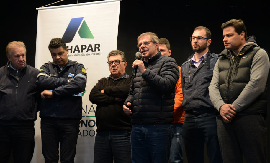 Neste sábado (6), representantes da Cohapar e prefeituras entregaram as escrituras de propriedade de 109 famílias da região dos Campos Gerais em Ponta Grossa. Os documentos foram emitidos pela companhia por meio do programa de Escrituração Direta, que prevê um serviço mais rápido e barato do que aquele praticado pelos tabelionatos.  -  Ponta Grossa, 06/07/2019  -  Foto: Guilherme Santos/Cohapar