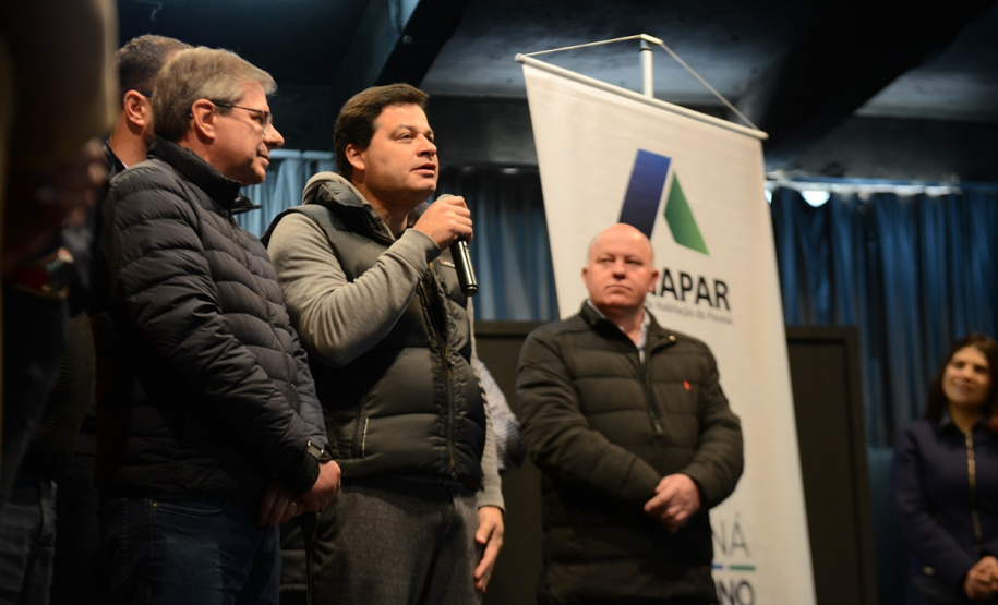 Neste sábado (6), representantes da Cohapar e prefeituras entregaram as escrituras de propriedade de 109 famílias da região dos Campos Gerais em Ponta Grossa. Os documentos foram emitidos pela companhia por meio do programa de Escrituração Direta, que prevê um serviço mais rápido e barato do que aquele praticado pelos tabelionatos.  -  Ponta Grossa, 06/07/2019  -  Foto: Guilherme Santos/Cohapar