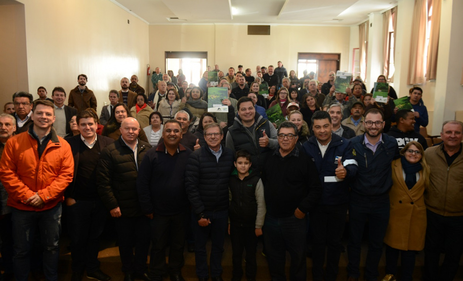 Neste sábado (6), representantes da Cohapar e prefeituras entregaram as escrituras de propriedade de 109 famílias da região dos Campos Gerais em Ponta Grossa. Os documentos foram emitidos pela companhia por meio do programa de Escrituração Direta, que prevê um serviço mais rápido e barato do que aquele praticado pelos tabelionatos.  -  Ponta Grossa, 06/07/2019  -  Foto: Guilherme Santos/Cohapar