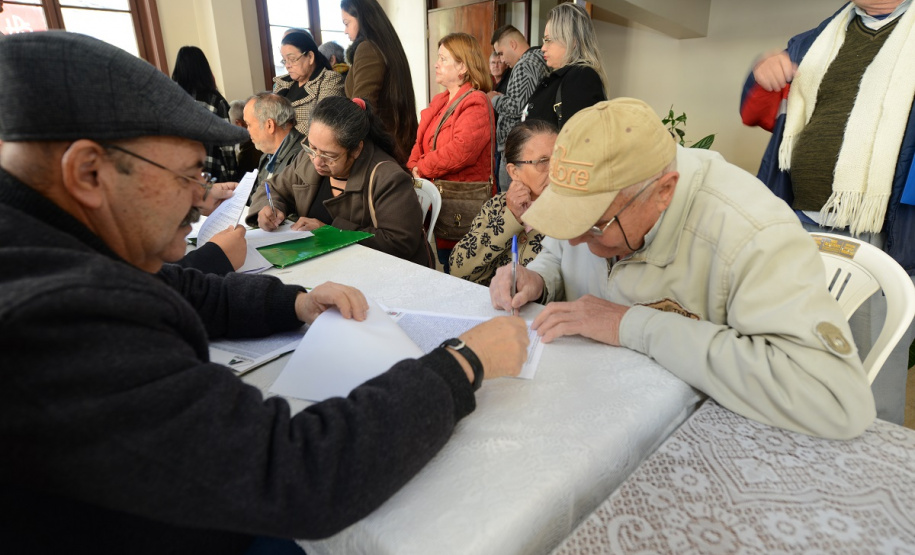 Neste sábado (6), representantes da Cohapar e prefeituras entregaram as escrituras de propriedade de 109 famílias da região dos Campos Gerais em Ponta Grossa. Os documentos foram emitidos pela companhia por meio do programa de Escrituração Direta, que prevê um serviço mais rápido e barato do que aquele praticado pelos tabelionatos.  -  Ponta Grossa, 06/07/2019  -  Foto: Guilherme Santos/Cohapar