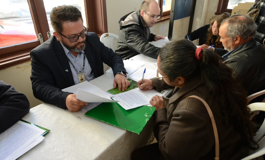 Neste sábado (6), representantes da Cohapar e prefeituras entregaram as escrituras de propriedade de 109 famílias da região dos Campos Gerais em Ponta Grossa. Os documentos foram emitidos pela companhia por meio do programa de Escrituração Direta, que prevê um serviço mais rápido e barato do que aquele praticado pelos tabelionatos.  -  Ponta Grossa, 06/07/2019  -  Foto: Guilherme Santos/Cohapar