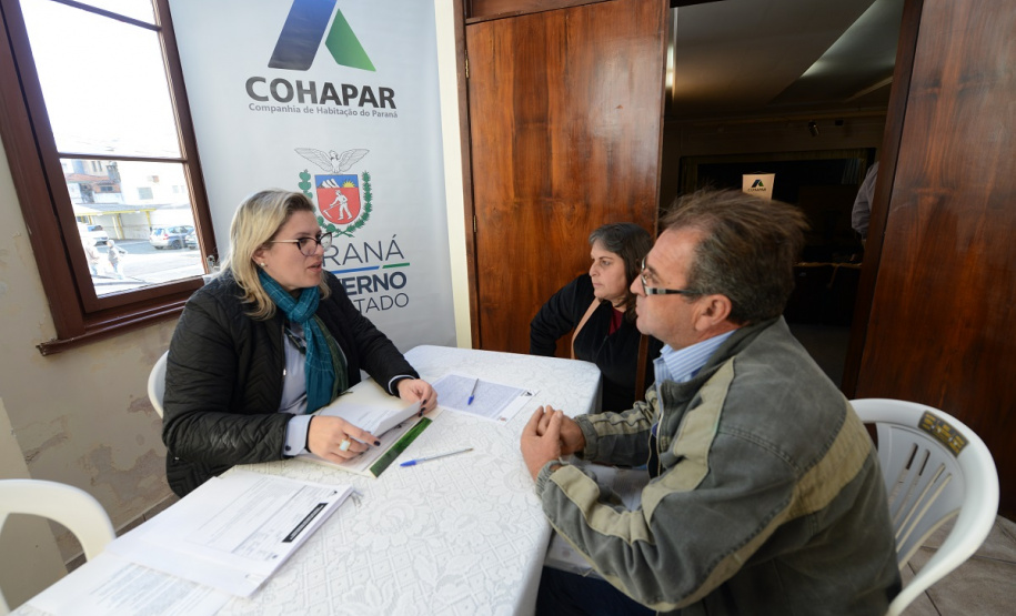 Neste sábado (6), representantes da Cohapar e prefeituras entregaram as escrituras de propriedade de 109 famílias da região dos Campos Gerais em Ponta Grossa. Os documentos foram emitidos pela companhia por meio do programa de Escrituração Direta, que prevê um serviço mais rápido e barato do que aquele praticado pelos tabelionatos.  -  Ponta Grossa, 06/07/2019  -  Foto: Guilherme Santos/Cohapar