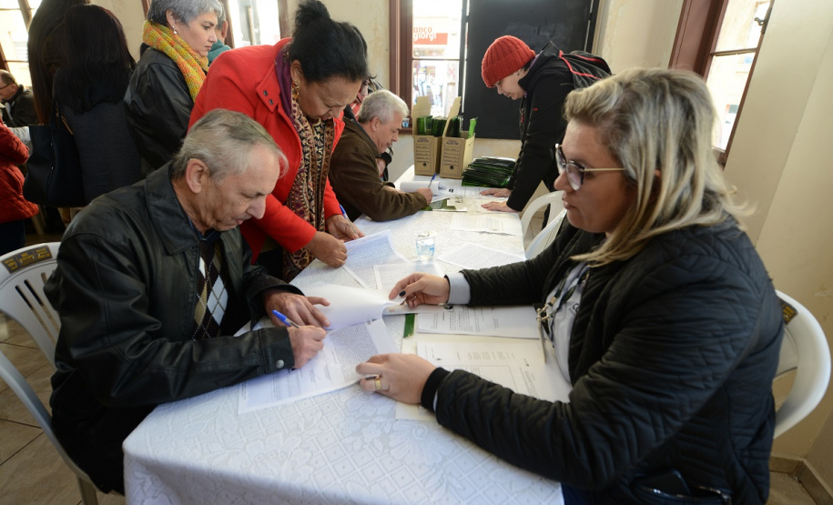 Neste sábado (6), representantes da Cohapar e prefeituras entregaram as escrituras de propriedade de 109 famílias da região dos Campos Gerais em Ponta Grossa. Os documentos foram emitidos pela companhia por meio do programa de Escrituração Direta, que prevê um serviço mais rápido e barato do que aquele praticado pelos tabelionatos.  -  Ponta Grossa, 06/07/2019  -  Foto: Guilherme Santos/Cohapar
