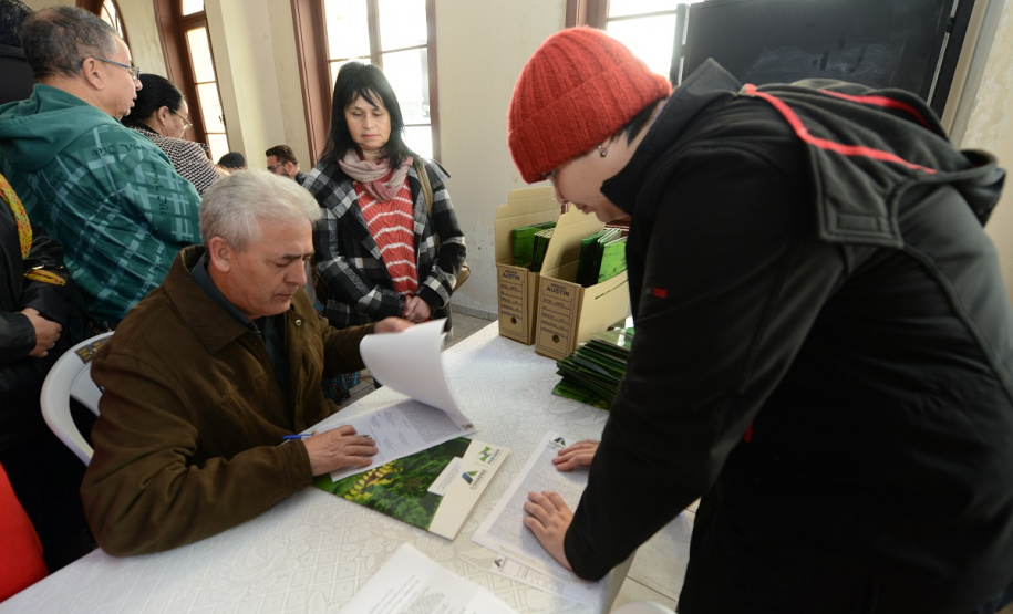 Neste sábado (6), representantes da Cohapar e prefeituras entregaram as escrituras de propriedade de 109 famílias da região dos Campos Gerais em Ponta Grossa. Os documentos foram emitidos pela companhia por meio do programa de Escrituração Direta, que prevê um serviço mais rápido e barato do que aquele praticado pelos tabelionatos.  -  Ponta Grossa, 06/07/2019  -  Foto: Guilherme Santos/Cohapar