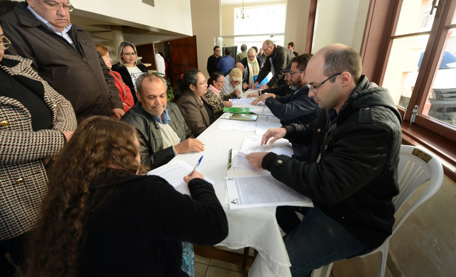 Neste sábado (6), representantes da Cohapar e prefeituras entregaram as escrituras de propriedade de 109 famílias da região dos Campos Gerais em Ponta Grossa. Os documentos foram emitidos pela companhia por meio do programa de Escrituração Direta, que prevê um serviço mais rápido e barato do que aquele praticado pelos tabelionatos.  -  Ponta Grossa, 06/07/2019  -  Foto: Guilherme Santos/Cohapar