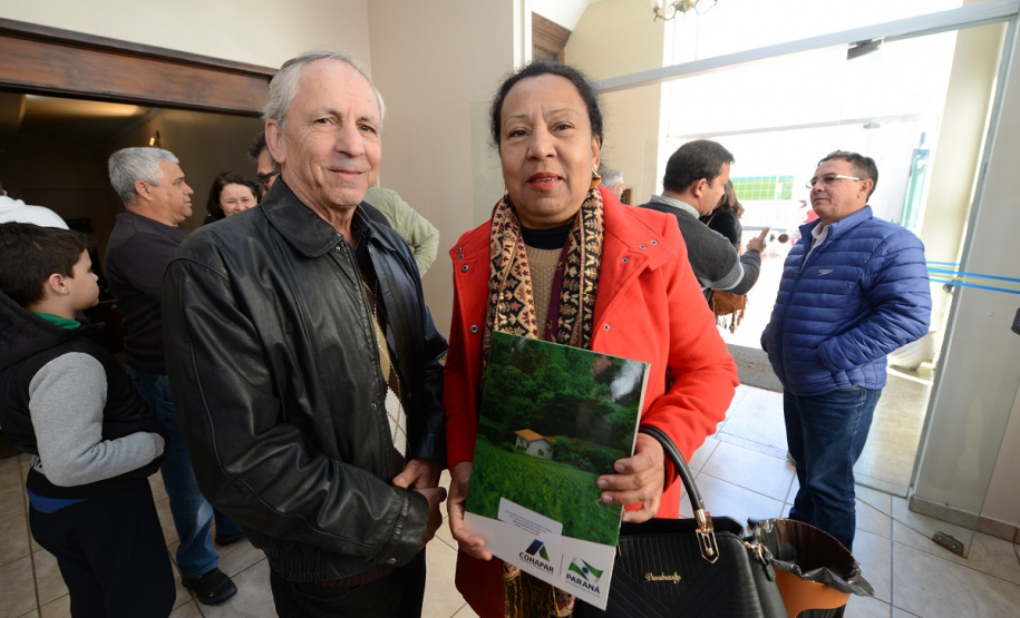 Neste sábado (6), representantes da Cohapar e prefeituras entregaram as escrituras de propriedade de 109 famílias da região dos Campos Gerais em Ponta Grossa. Os documentos foram emitidos pela companhia por meio do programa de Escrituração Direta, que prevê um serviço mais rápido e barato do que aquele praticado pelos tabelionatos.  -  Ponta Grossa, 06/07/2019  -  Foto: Guilherme Santos/Cohapar