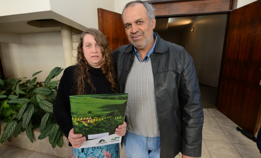 Neste sábado (6), representantes da Cohapar e prefeituras entregaram as escrituras de propriedade de 109 famílias da região dos Campos Gerais em Ponta Grossa. Os documentos foram emitidos pela companhia por meio do programa de Escrituração Direta, que prevê um serviço mais rápido e barato do que aquele praticado pelos tabelionatos.  -  Ponta Grossa, 06/07/2019  -  Foto: Guilherme Santos/Cohapar