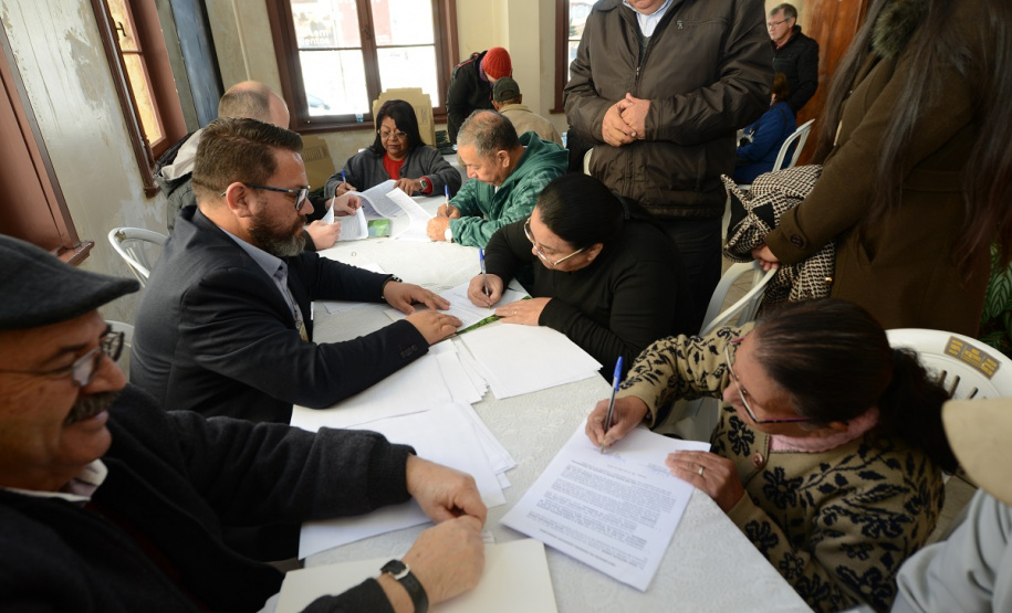 Neste sábado (6), representantes da Cohapar e prefeituras entregaram as escrituras de propriedade de 109 famílias da região dos Campos Gerais em Ponta Grossa. Os documentos foram emitidos pela companhia por meio do programa de Escrituração Direta, que prevê um serviço mais rápido e barato do que aquele praticado pelos tabelionatos.  -  Ponta Grossa, 06/07/2019  -  Foto: Guilherme Santos/Cohapar