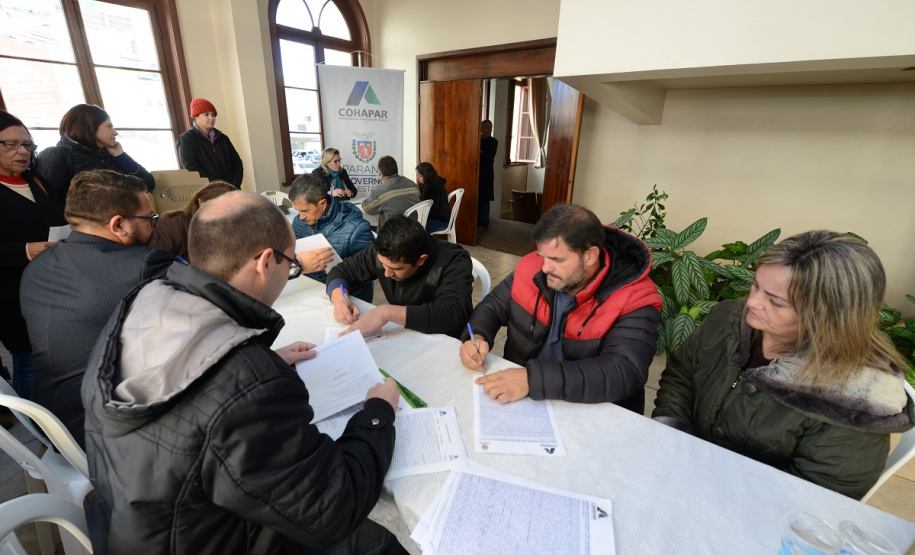 Neste sábado (6), representantes da Cohapar e prefeituras entregaram as escrituras de propriedade de 109 famílias da região dos Campos Gerais em Ponta Grossa. Os documentos foram emitidos pela companhia por meio do programa de Escrituração Direta, que prevê um serviço mais rápido e barato do que aquele praticado pelos tabelionatos.  -  Ponta Grossa, 06/07/2019  -  Foto: Guilherme Santos/Cohapar