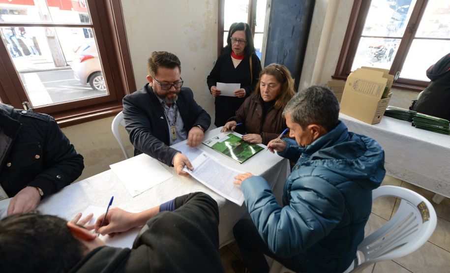 Neste sábado (6), representantes da Cohapar e prefeituras entregaram as escrituras de propriedade de 109 famílias da região dos Campos Gerais em Ponta Grossa. Os documentos foram emitidos pela companhia por meio do programa de Escrituração Direta, que prevê um serviço mais rápido e barato do que aquele praticado pelos tabelionatos.  -  Ponta Grossa, 06/07/2019  -  Foto: Guilherme Santos/Cohapar