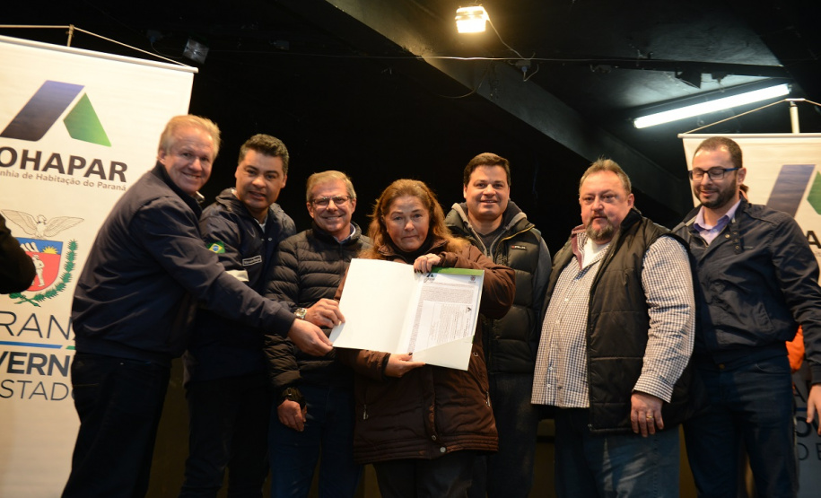 Neste sábado (6), representantes da Cohapar e prefeituras entregaram as escrituras de propriedade de 109 famílias da região dos Campos Gerais em Ponta Grossa. Os documentos foram emitidos pela companhia por meio do programa de Escrituração Direta, que prevê um serviço mais rápido e barato do que aquele praticado pelos tabelionatos.  -  Ponta Grossa, 06/07/2019  -  Foto: Guilherme Santos/Cohapar