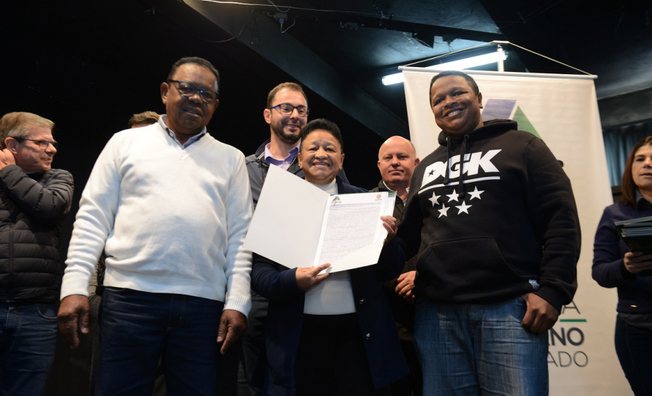 Neste sábado (6), representantes da Cohapar e prefeituras entregaram as escrituras de propriedade de 109 famílias da região dos Campos Gerais em Ponta Grossa. Os documentos foram emitidos pela companhia por meio do programa de Escrituração Direta, que prevê um serviço mais rápido e barato do que aquele praticado pelos tabelionatos.  -  Ponta Grossa, 06/07/2019  -  Foto: Guilherme Santos/Cohapar