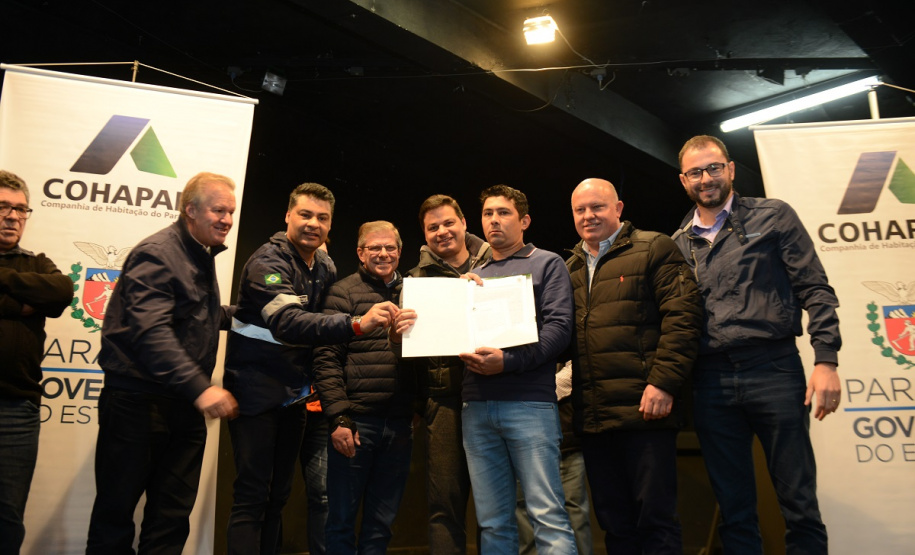 Neste sábado (6), representantes da Cohapar e prefeituras entregaram as escrituras de propriedade de 109 famílias da região dos Campos Gerais em Ponta Grossa. Os documentos foram emitidos pela companhia por meio do programa de Escrituração Direta, que prevê um serviço mais rápido e barato do que aquele praticado pelos tabelionatos.  -  Ponta Grossa, 06/07/2019  -  Foto: Guilherme Santos/Cohapar