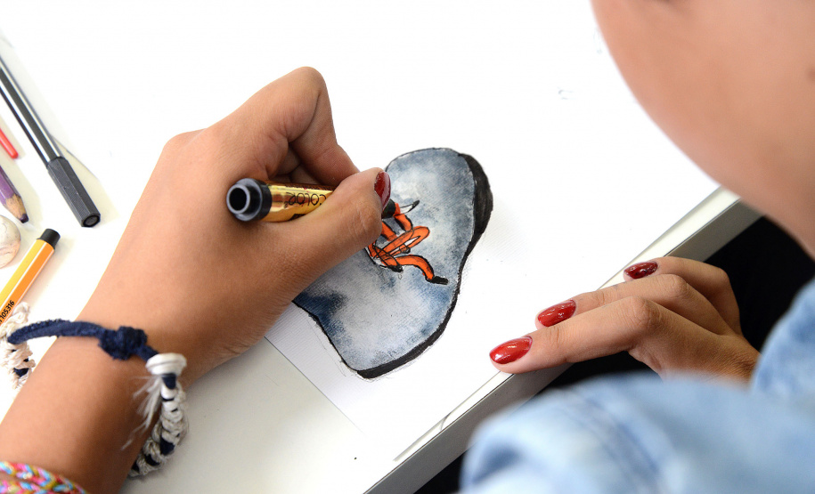 O Centro Juvenil de Artes Plásticas (CJAP), instituição dedicada à formação artística de crianças e jovens no Paraná, traz novidades em sua grade curricular para o segundo semestre de 2019. São três novos cursos: Arte Urbana, Fazendo Vídeoarte e Criação de Jogos. As inscrições começam nesta segunda-feira, dia 15 de julho. As aulas iniciam no dia 5 de agosto..Foto: Kraw Penas/SECC