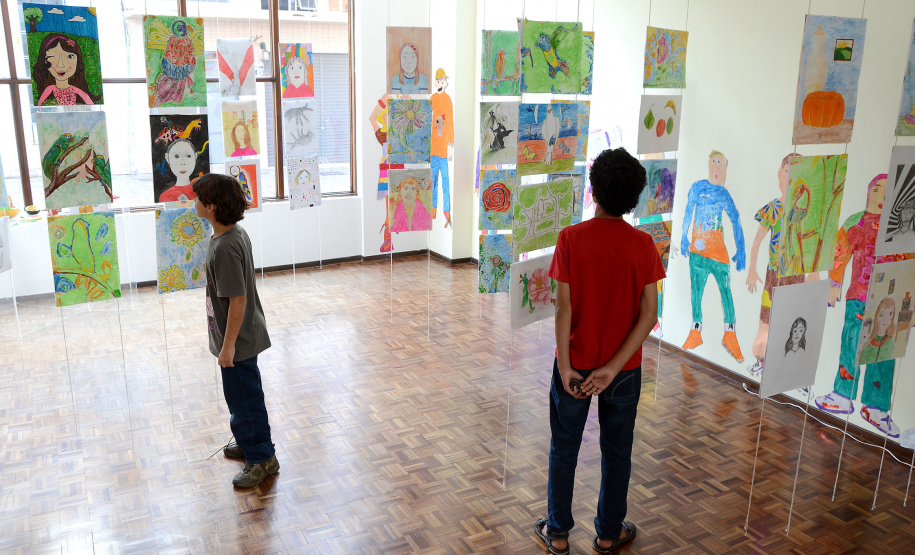 Obras produzidas pelos alunos do Centro Juvenil de Artes Plásticas (CJAP) estão em exposição. A mostra apresenta pinturas, desenhos, esculturas, entre outras técnicas, feitas pelas turmas do segundo semestre de 2013. Curitiba, 25 de março de 2014Foto: Kraw Penas/SECC