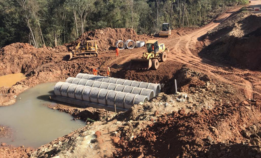 Obras na rodovia que liga Irati a São Mateus do Sul começaram em março e devem ser finalizadas até novembro de 2020. A primeira fase da obra está em andamento desde março, com os serviços de remoção da camada vegetal, drenagem, terraplanagem, construção de bueiros e galerias e implantação de pedreiras e usinas nas proximidades de Irati.  -  Irati, 25/06/2019  -  Foto: Divulgação DER