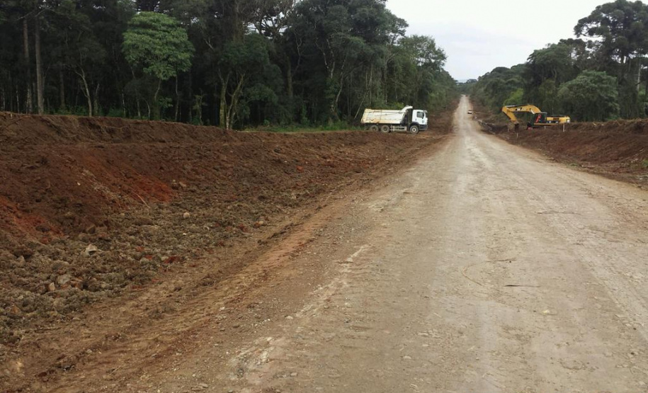 Obras na rodovia que liga Irati a São Mateus do Sul começaram em março e devem ser finalizadas até novembro de 2020. A primeira fase da obra está em andamento desde março, com os serviços de remoção da camada vegetal, drenagem, terraplanagem, construção de bueiros e galerias e implantação de pedreiras e usinas nas proximidades de Irati.  -  Irati, 25/06/2019  -  Foto: Divulgação DER