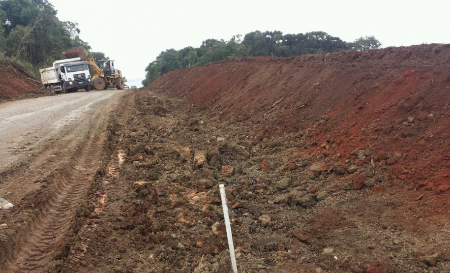 Obras na rodovia que liga Irati a São Mateus do Sul começaram em março e devem ser finalizadas até novembro de 2020. A primeira fase da obra está em andamento desde março, com os serviços de remoção da camada vegetal, drenagem, terraplanagem, construção de bueiros e galerias e implantação de pedreiras e usinas nas proximidades de Irati.  -  Irati, 25/06/2019  -  Foto: Divulgação DER