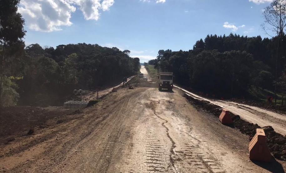 Obras na rodovia que liga Irati a São Mateus do Sul começaram em março e devem ser finalizadas até novembro de 2020. A primeira fase da obra está em andamento desde março, com os serviços de remoção da camada vegetal, drenagem, terraplanagem, construção de bueiros e galerias e implantação de pedreiras e usinas nas proximidades de Irati.  -  Irati, 25/06/2019  -  Foto: Divulgação DER