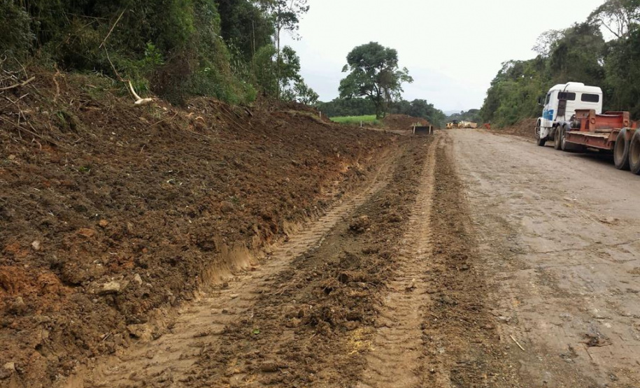 Obras na rodovia que liga Irati a São Mateus do Sul começaram em março e devem ser finalizadas até novembro de 2020. A primeira fase da obra está em andamento desde março, com os serviços de remoção da camada vegetal, drenagem, terraplanagem, construção de bueiros e galerias e implantação de pedreiras e usinas nas proximidades de Irati.  -  Irati, 25/06/2019  -  Foto: Divulgação DER