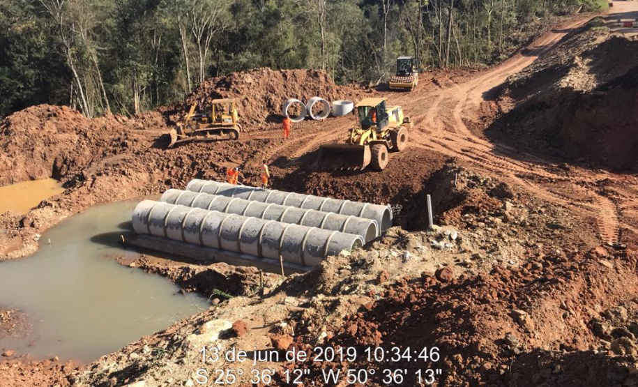 Obras na rodovia que liga Irati a São Mateus do Sul começaram em março e devem ser finalizadas até novembro de 2020. A primeira fase da obra está em andamento desde março, com os serviços de remoção da camada vegetal, drenagem, terraplanagem, construção de bueiros e galerias e implantação de pedreiras e usinas nas proximidades de Irati.  -  Irati, 25/06/2019  -  Foto: Divulgação DER