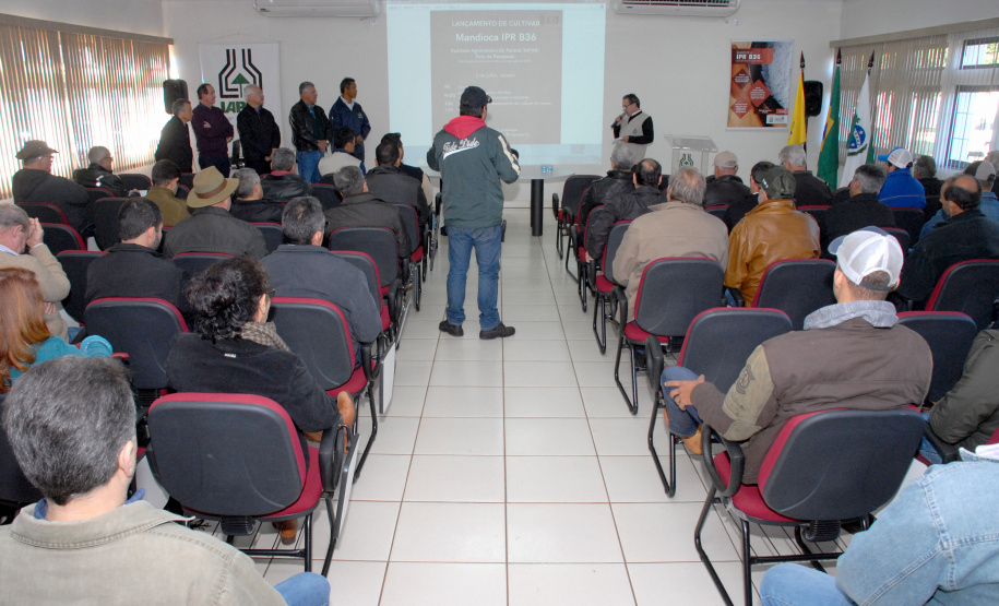 Dezenas de produtores rurais, empresários e lideranças políticas e empresariais do Noroeste do Paraná e até do Mato Grosso do Sul compareceram ao Polo Regional de Pesquisa do Instituto Agronômico do Paraná (Iapar) em Paranavaí no sábado (6). Eles foram conhecer a nova variedade de mandioca lançada pelo Instituto, a IPR B36.  Paranavaí,  06/07/2019  -   Foto:  Lucas Vieira Araujo