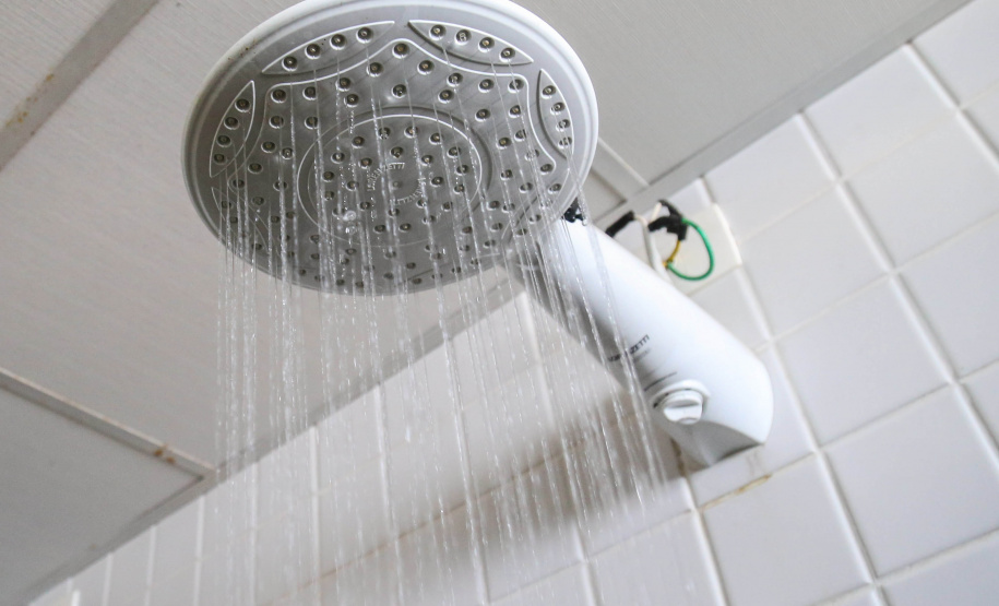 Copel alerta que chuveiro responde por 25% da conta de luz. Foto: Geraldo Bubniak/ANPr