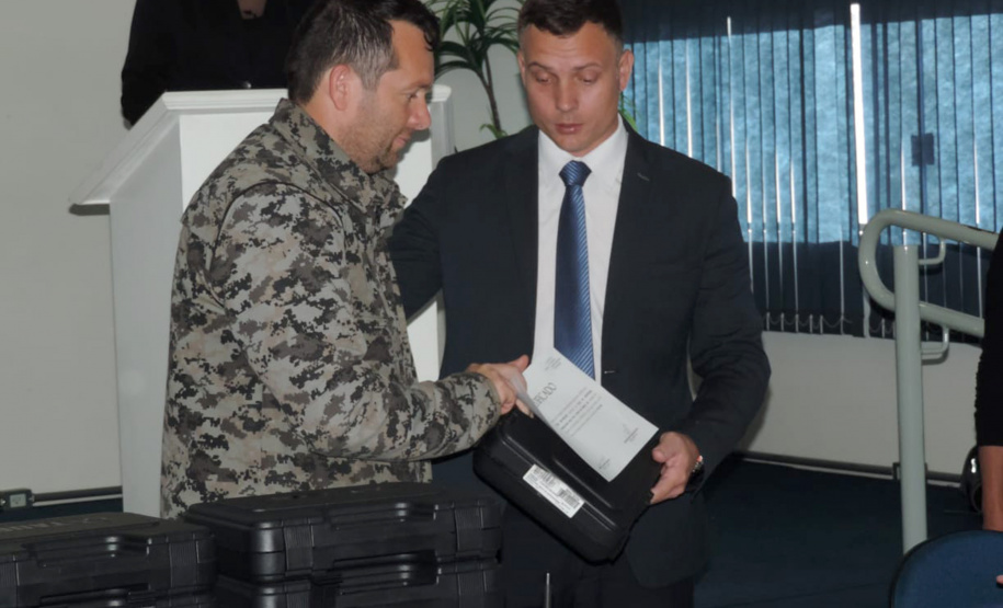 Unidades prisionais das regiões de Ponta Grossa e Guarapuava receberam armas e rádios comunicadores digitais. A entrega faz parte de um pacote de investimentos que somam R$ 22 milhões. O objetivo é equipar e modernizar o sistema prisional do Paraná.  -  Foto: Divulgação Depen