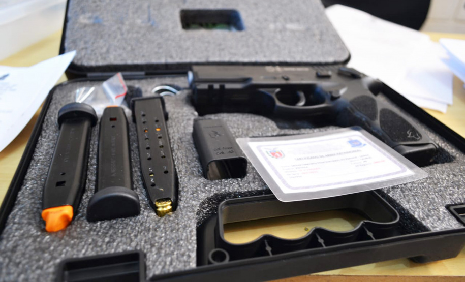 Unidades prisionais das regiões de Ponta Grossa e Guarapuava receberam armas e rádios comunicadores digitais. A entrega faz parte de um pacote de investimentos que somam R$ 22 milhões. O objetivo é equipar e modernizar o sistema prisional do Paraná.  -  Foto: Divulgação Depen