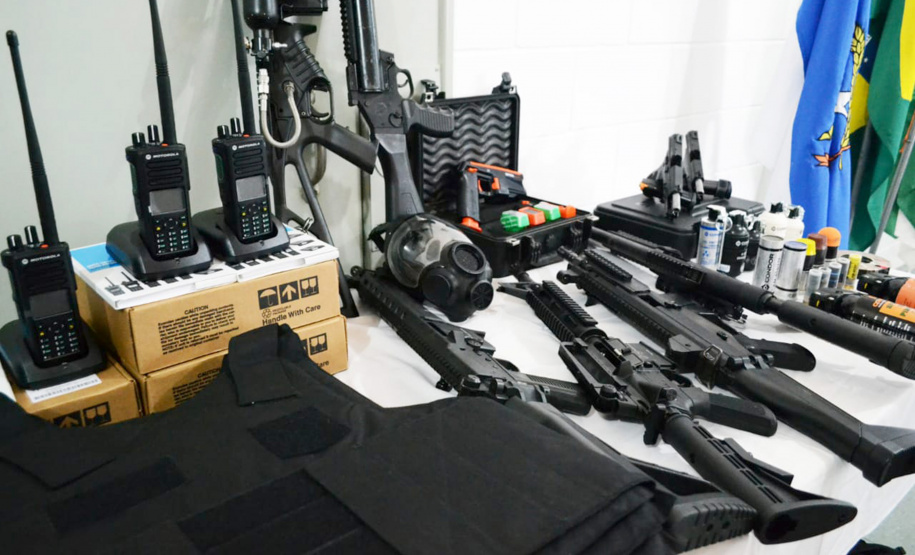 Unidades prisionais das regiões de Ponta Grossa e Guarapuava receberam armas e rádios comunicadores digitais. A entrega faz parte de um pacote de investimentos que somam R$ 22 milhões. O objetivo é equipar e modernizar o sistema prisional do Paraná.  -  Foto: Divulgação Depen