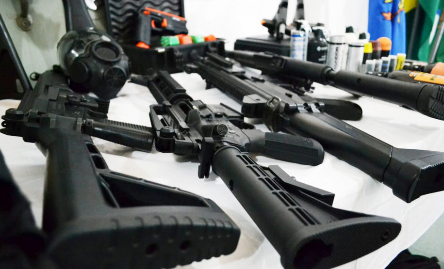 Unidades prisionais das regiões de Ponta Grossa e Guarapuava receberam armas e rádios comunicadores digitais. A entrega faz parte de um pacote de investimentos que somam R$ 22 milhões. O objetivo é equipar e modernizar o sistema prisional do Paraná.  -  Foto: Divulgação Depen