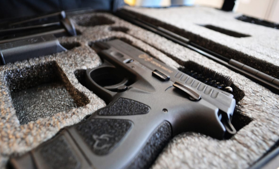 Unidades prisionais das regiões de Ponta Grossa e Guarapuava receberam armas e rádios comunicadores digitais. A entrega faz parte de um pacote de investimentos que somam R$ 22 milhões. O objetivo é equipar e modernizar o sistema prisional do Paraná.  -  Foto: Divulgação Depen