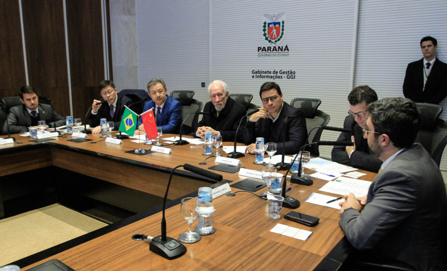 O vice-governador Darci Piana, recebe delegação chinesa, no Palácio Iguaçu. Participaram: Ceo da CCCC Chang Youngbu; presidente da CCCC no Brasil, Lin Li; presidente da Concremat, Mauro Viegas Neto; presidente da SDC do Brasil, Luo Jung; secretário de Infraestrutura e Logística, Sandro Alex; presidente da Paraná Desenvolvimento, Eduardo Bekin e o superintendente dos Portos do Paraná, Luiz Fernando Garcia. - Curitiba, 08-07-19.Foto: Valdelino Pontes