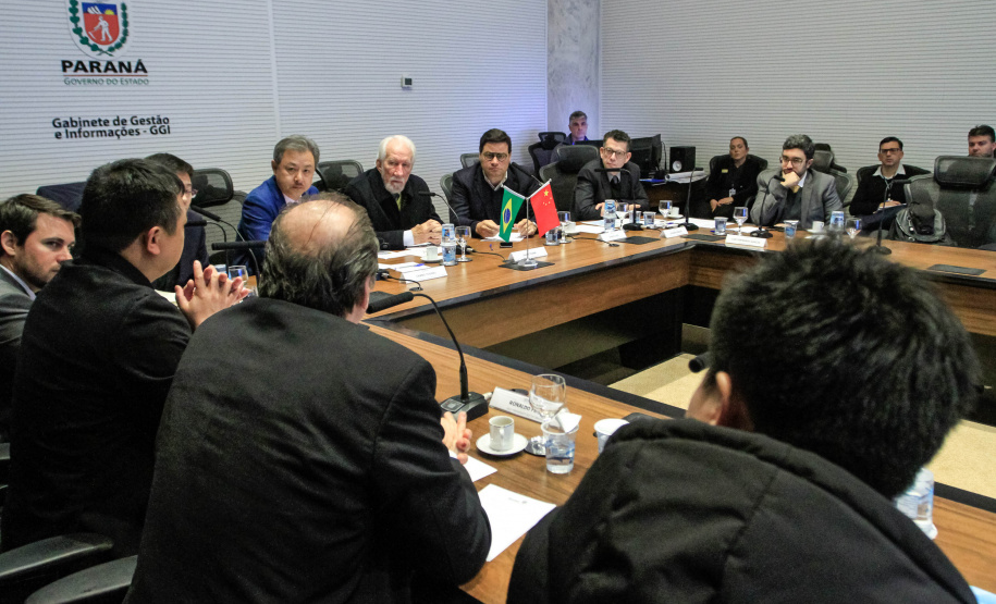 O vice-governador Darci Piana, recebe delegação chinesa, no Palácio Iguaçu. Participaram: Ceo da CCCC Chang Youngbu; presidente da CCCC no Brasil, Lin Li; presidente da Concremat, Mauro Viegas Neto; presidente da SDC do Brasil, Luo Jung; secretário de Infraestrutura e Logística, Sandro Alex; presidente da Paraná Desenvolvimento, Eduardo Bekin e o superintendente dos Portos do Paraná, Luiz Fernando Garcia. - Curitiba, 08-07-19.Foto: Valdelino Pontes