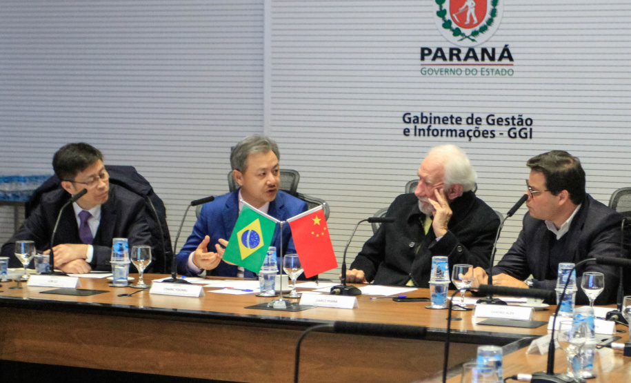 O vice-governador Darci Piana, recebe delegação chinesa, no Palácio Iguaçu. Participaram: Ceo da CCCC Chang Youngbu; presidente da CCCC no Brasil, Lin Li; presidente da Concremat, Mauro Viegas Neto; presidente da SDC do Brasil, Luo Jung; secretário de Infraestrutura e Logística, Sandro Alex; presidente da Paraná Desenvolvimento, Eduardo Bekin e o superintendente dos Portos do Paraná, Luiz Fernando Garcia. - Curitiba, 08-07-19.Foto: Valdelino Pontes