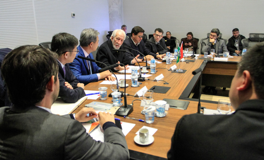 O vice-governador Darci Piana, recebe delegação chinesa, no Palácio Iguaçu. Participaram: Ceo da CCCC Chang Youngbu; presidente da CCCC no Brasil, Lin Li; presidente da Concremat, Mauro Viegas Neto; presidente da SDC do Brasil, Luo Jung; secretário de Infraestrutura e Logística, Sandro Alex; presidente da Paraná Desenvolvimento, Eduardo Bekin e o superintendente dos Portos do Paraná, Luiz Fernando Garcia. - Curitiba, 08-07-19.Foto: Valdelino Pontes