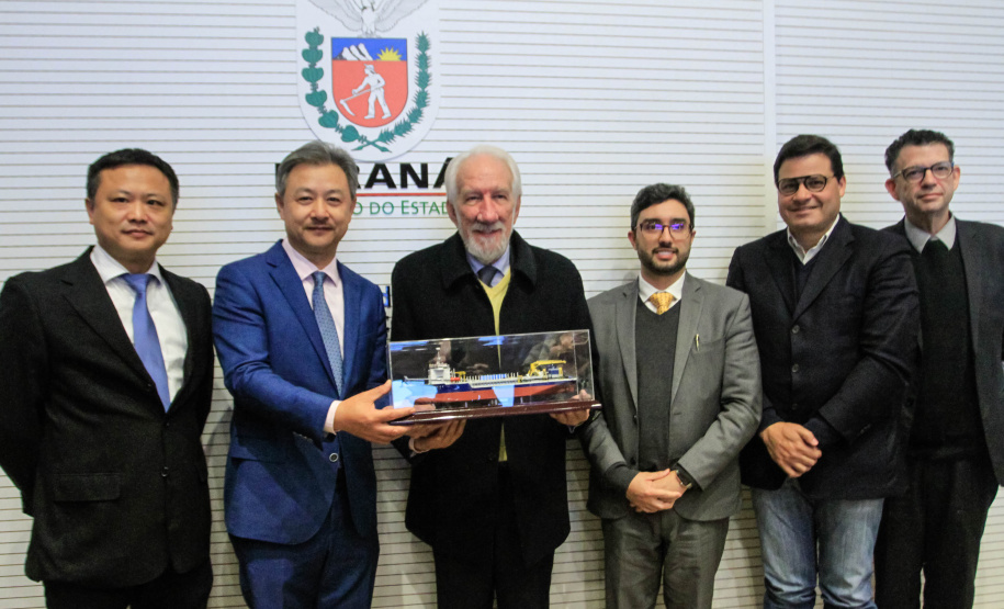 O vice-governador Darci Piana, recebe delegação chinesa, no Palácio Iguaçu. Participaram: Ceo da CCCC Chang Youngbu; presidente da CCCC no Brasil, Lin Li; presidente da Concremat, Mauro Viegas Neto; presidente da SDC do Brasil, Luo Jung; secretário de Infraestrutura e Logística, Sandro Alex; presidente da Paraná Desenvolvimento, Eduardo Bekin e o superintendente dos Portos do Paraná, Luiz Fernando Garcia. - Curitiba, 08-07-19.Foto: Valdelino Pontes