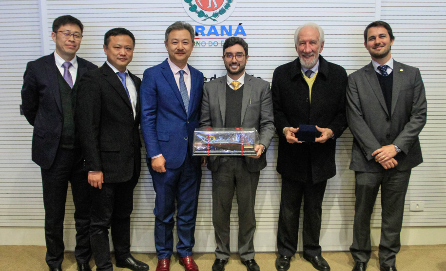 O vice-governador Darci Piana, recebe delegação chinesa, no Palácio Iguaçu. Participaram: Ceo da CCCC Chang Youngbu; presidente da CCCC no Brasil, Lin Li; presidente da Concremat, Mauro Viegas Neto; presidente da SDC do Brasil, Luo Jung; secretário de Infraestrutura e Logística, Sandro Alex; presidente da Paraná Desenvolvimento, Eduardo Bekin e o superintendente dos Portos do Paraná, Luiz Fernando Garcia. - Curitiba, 08-07-19.Foto: Valdelino Pontes