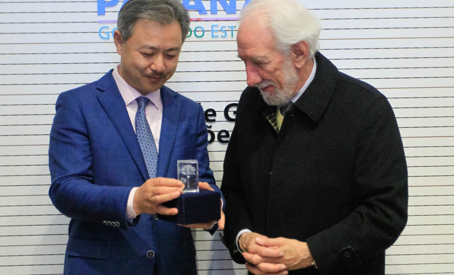 O vice-governador Darci Piana, recebe delegação chinesa, no Palácio Iguaçu. Participaram: Ceo da CCCC Chang Youngbu; presidente da CCCC no Brasil, Lin Li; presidente da Concremat, Mauro Viegas Neto; presidente da SDC do Brasil, Luo Jung; secretário de Infraestrutura e Logística, Sandro Alex; presidente da Paraná Desenvolvimento, Eduardo Bekin e o superintendente dos Portos do Paraná, Luiz Fernando Garcia. - Curitiba, 08-07-19.Foto: Valdelino Pontes