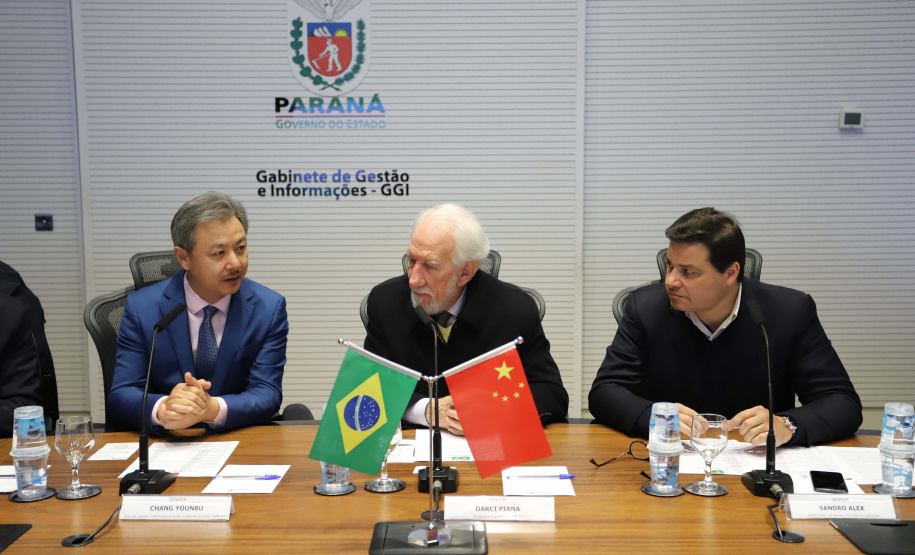 O vice-governador Darci Piana, recebe delegação chinesa, no Palácio Iguaçu. Participaram: Ceo da CCCC Chang Youngbu; presidente da CCCC no Brasil, Lin Li; presidente da Concremat, Mauro Viegas Neto; presidente da SDC do Brasil, Luo Jung; secretário de Infraestrutura e Logística, Sandro Alex; presidente da Paraná Desenvolvimento, Eduardo Bekin e o superintendente dos Portos do Paraná, Luiz Fernando Garcia.Curitiba, 08-07-19.Foto: Arnaldo Alves / ANPr.