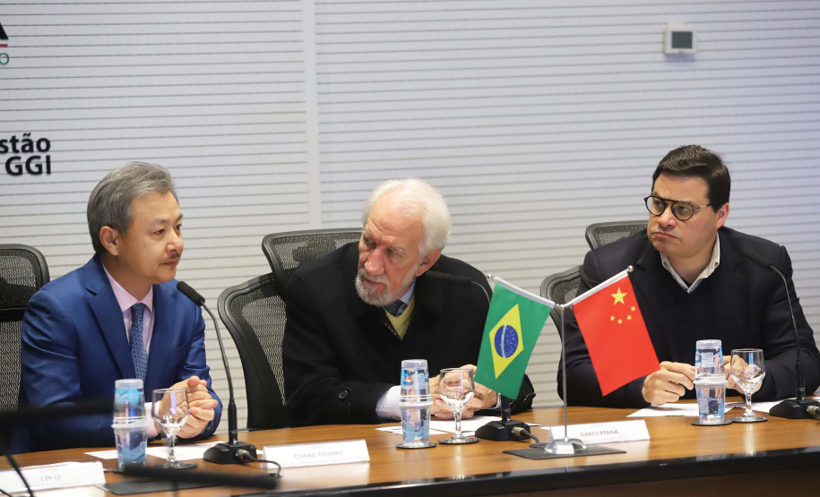 O vice-governador Darci Piana, recebe delegação chinesa, no Palácio Iguaçu. Participaram: Ceo da CCCC Chang Youngbu; presidente da CCCC no Brasil, Lin Li; presidente da Concremat, Mauro Viegas Neto; presidente da SDC do Brasil, Luo Jung; secretário de Infraestrutura e Logística, Sandro Alex; presidente da Paraná Desenvolvimento, Eduardo Bekin e o superintendente dos Portos do Paraná, Luiz Fernando Garcia.Curitiba, 08-07-19.Foto: Arnaldo Alves / ANPr.